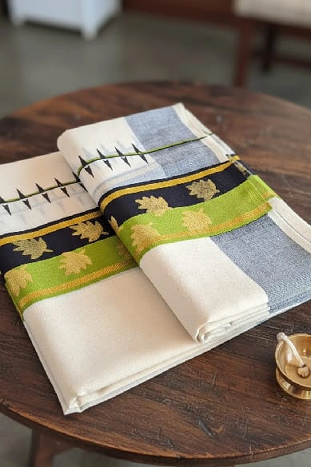 Black & Green Leaf Motif Setum Mundum